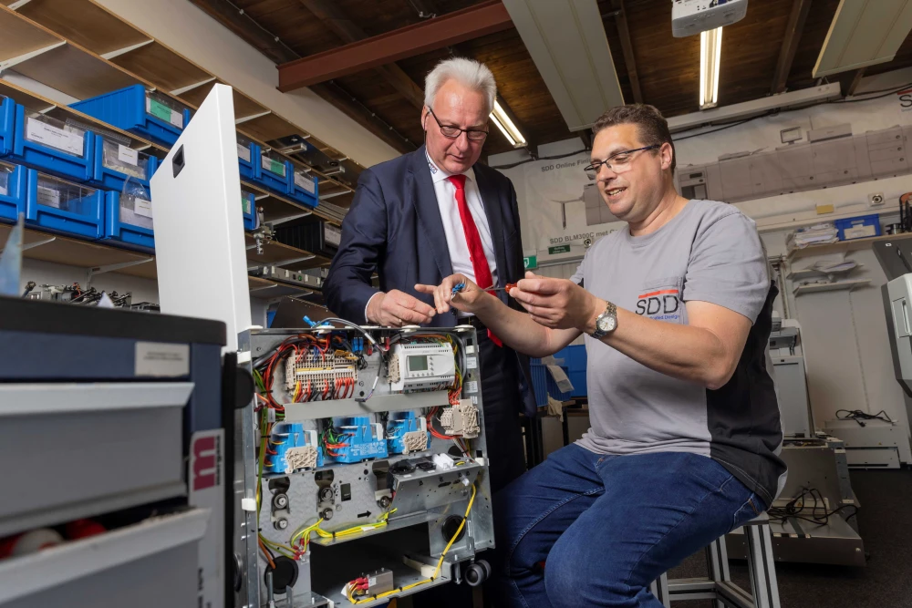 Ronald aan het werk bij SDD samen met werkgever Roland